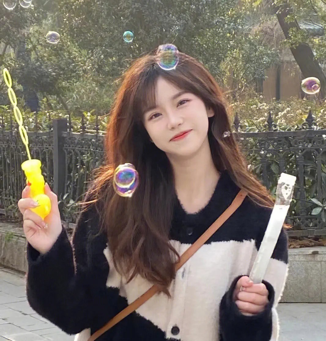 穿黑衣的女孩